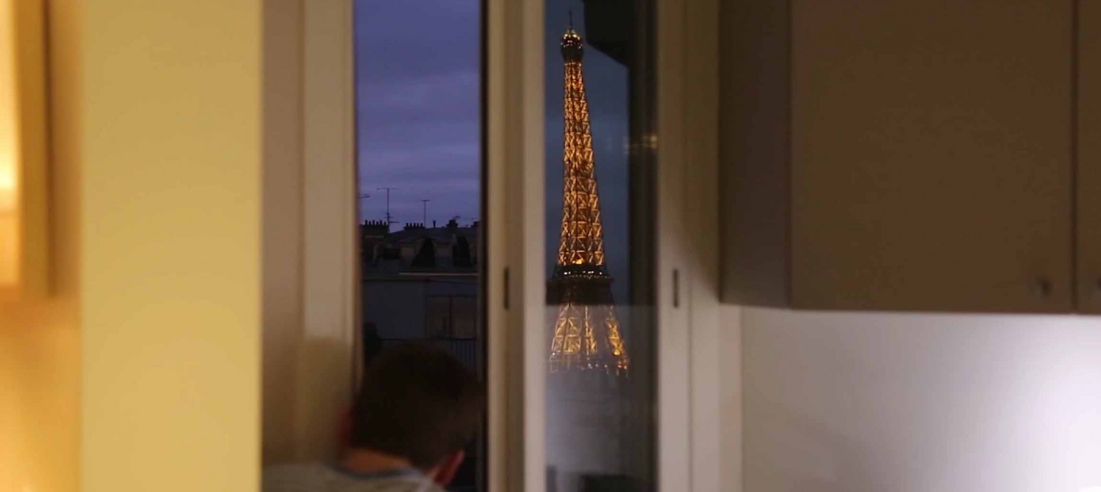 A view of the Eiffel Tower from a bedroom window in Paris, France thanks to French Redditor Lurluberlu’s giant periscope.