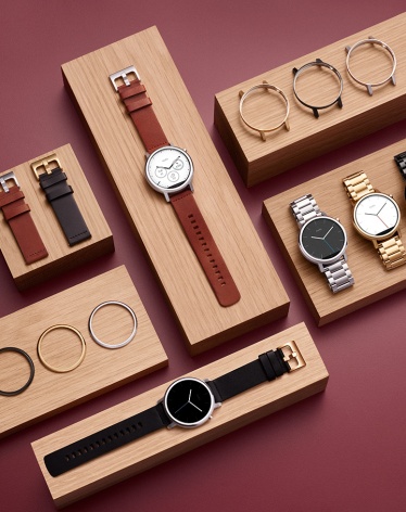 A Moto 360 smartwatch by Motorola is a perfect Valentine's day gift for fiance.