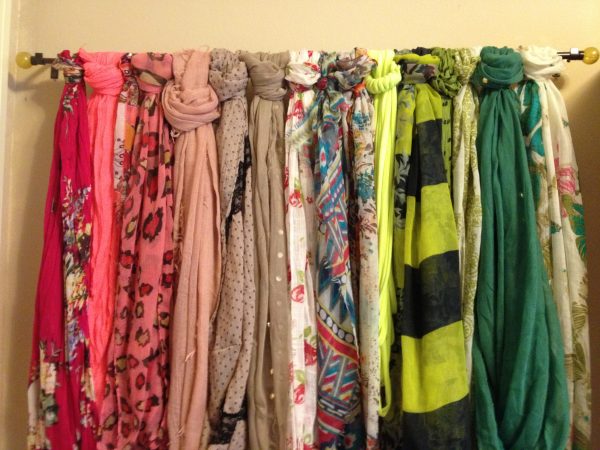 a diy curtain rod scarf storage solution stores 16 scarves