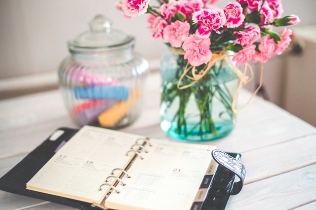 declutter calendar on a table with flowers in a jar and chalk in a jar