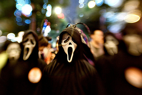 3 people wearing ghostface costumes from the movie scream