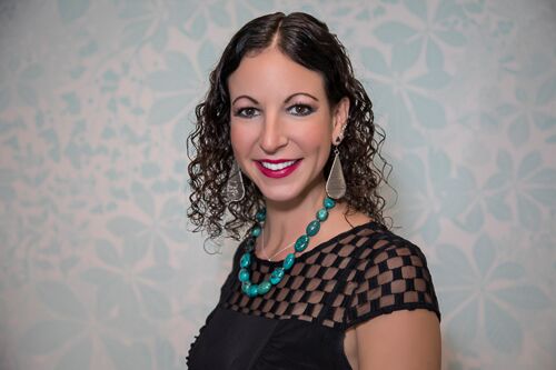 a headshot of professional orgnanizer Juli Oliver